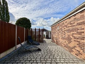 Side Garden/Parking- click for photo gallery